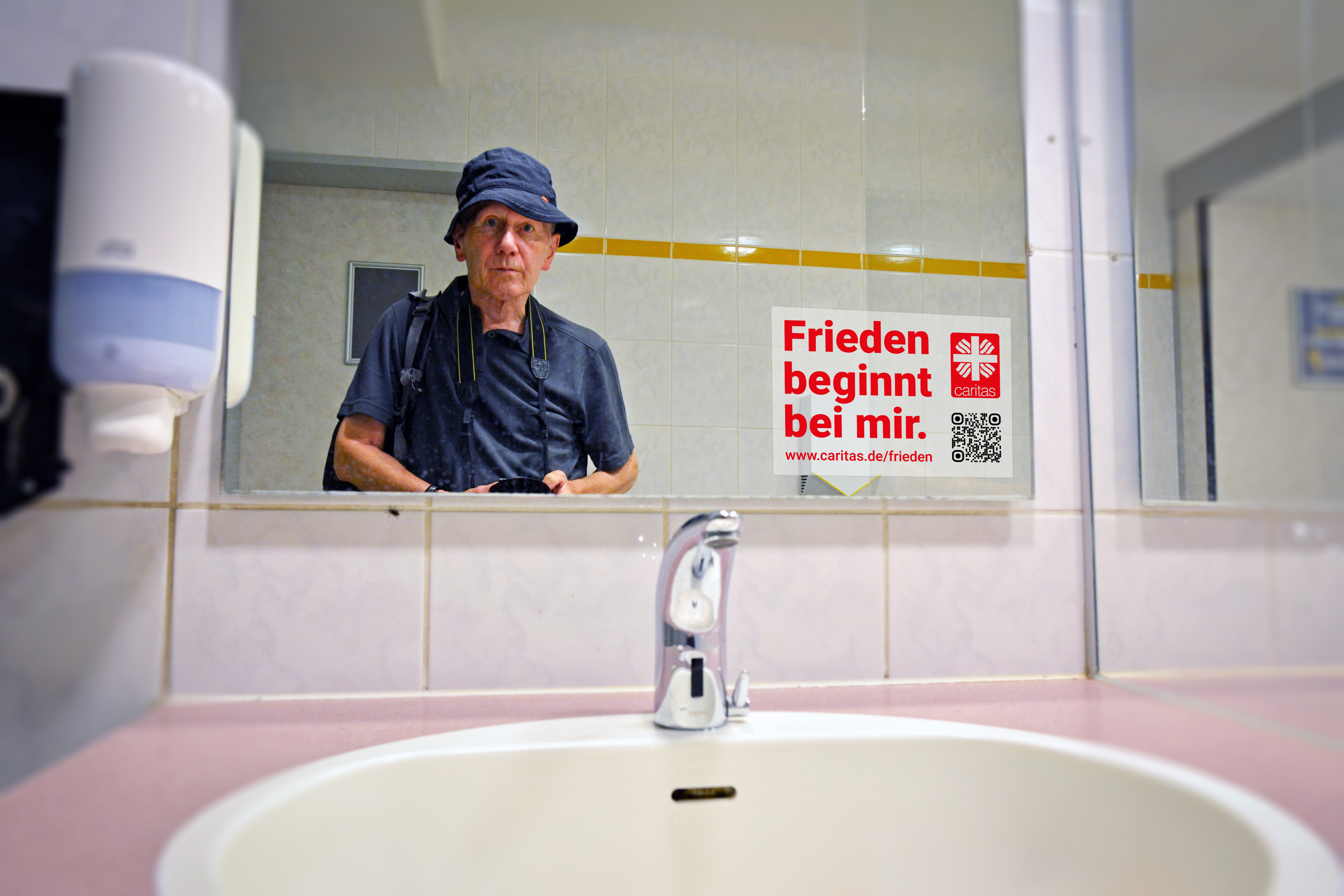 männerportrait in öffentlicher toilette