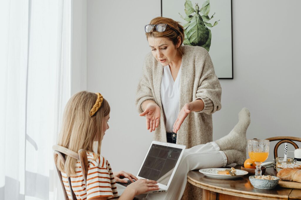 Streit zwischen einer Mutter und ihrem Kind. Das Kind spielt gerade an einem Tablet Computerspiele und die Mutter beschwert sich offensichtlich darüber.