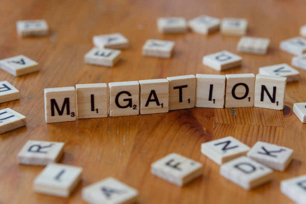Scrabble-Buchstaben, die das Wort "Migration" darstellen