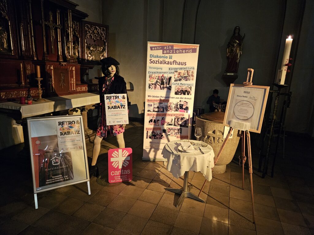 Werbebanner und Roll-ups von Caritas Aschaffenburg und Diakonie Untermain und Veranstaltungsplakate, die auf Events hinweisen, die in der Marktkirche angeboten werden sollen