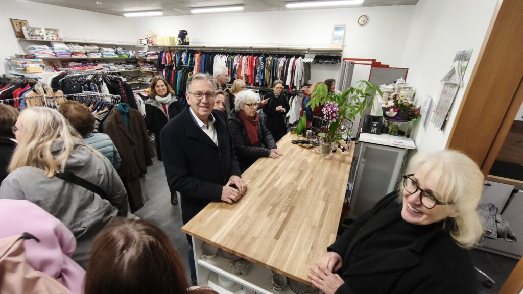 Oberbürgermeister Jürgen Herzing im Gespräch mit Ehrenamtlichen des Martinsladens