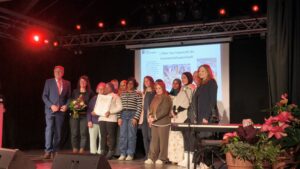 Teilnehmerinnen des Frauencafés nehmen die Urkunde für den Preis auf der Bühne entgegen. Die Bürgermeister der Stadt Aschaffenburg gratulieren.