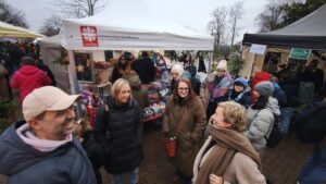 Gesamtbild über den Weihnachtsmarkt mit vielen zufriedenen Besucher*innen