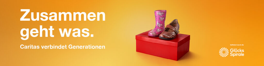 Ein Kinder- und ein Erwachsenenschuh auf einem Schuhkarton. Daneben steht der Slogan der Caritas-Kampagne in Worten "Zusammen geht was"