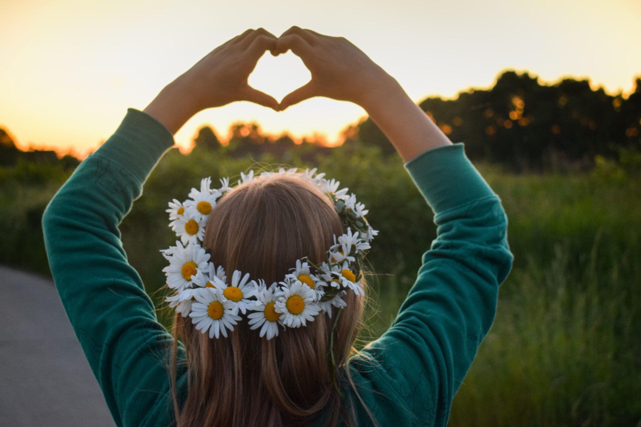 Eine Frau formt mit ihren Händen ein Herz